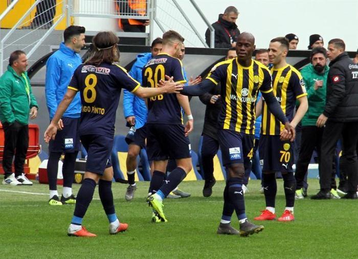 Ankaragücü teknik direktörü golden sonra yere yığıldı