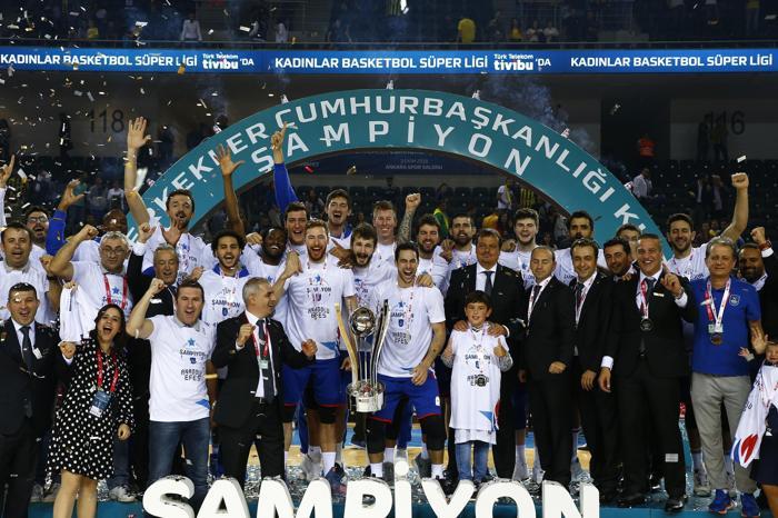 Anadolu Efes kupasını aldı