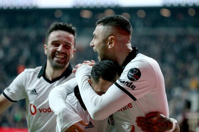 Beşiktaş / 13 yabancı / 4 sözleşmesi biten / 9 kalan