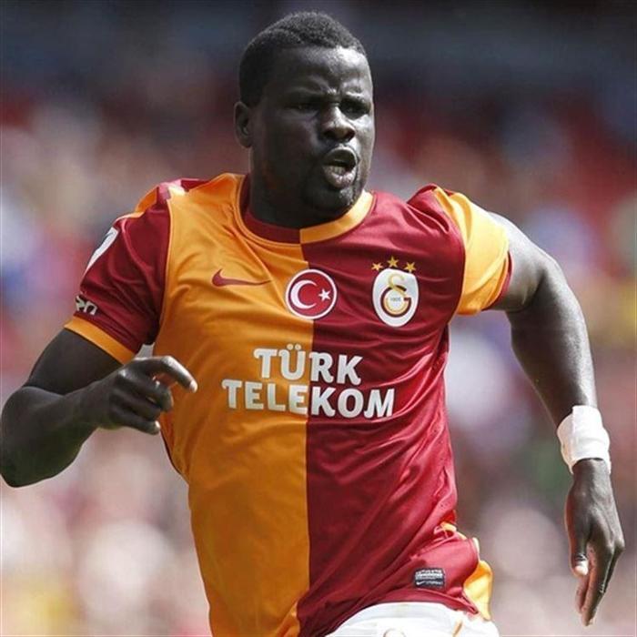 Galatasarayın eski yıldızı Emmanuel Eboue haber bekliyor