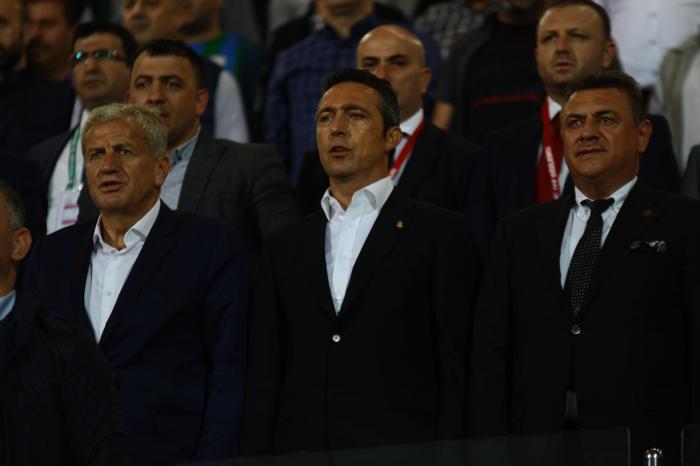 Kaptanlar maç sonu taraftara gitti