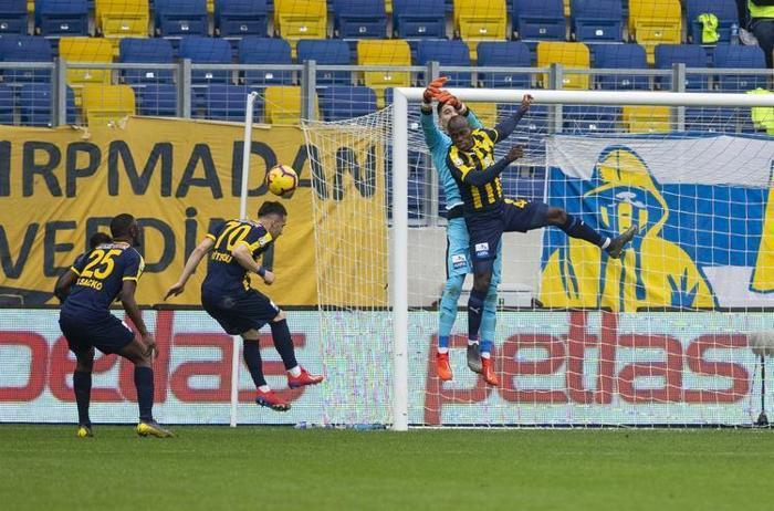Ankaragücü teknik direktörü golden sonra yere yığıldı