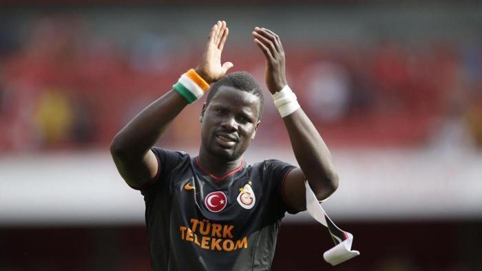 Galatasarayın eski yıldızı Emmanuel Eboue haber bekliyor