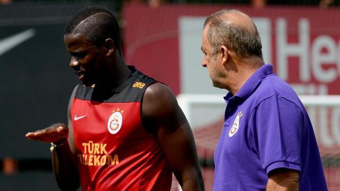 Galatasarayın eski yıldızı Emmanuel Eboue haber bekliyor