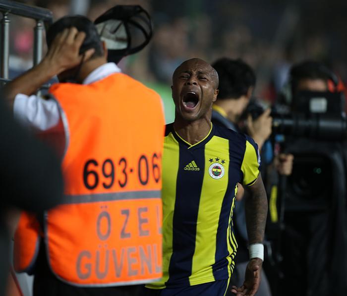 Kaptanlar maç sonu taraftara gitti