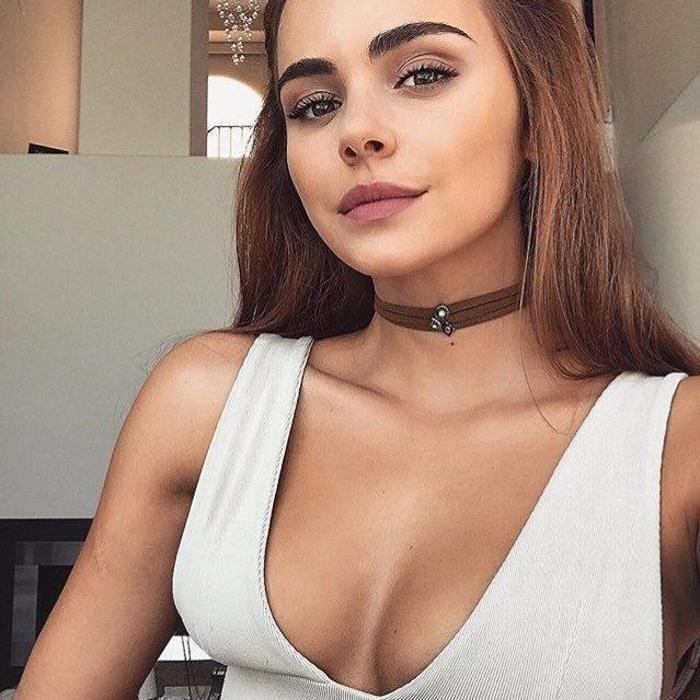 Xenia Deli makyaj koltuğunda bebek emzirdi
