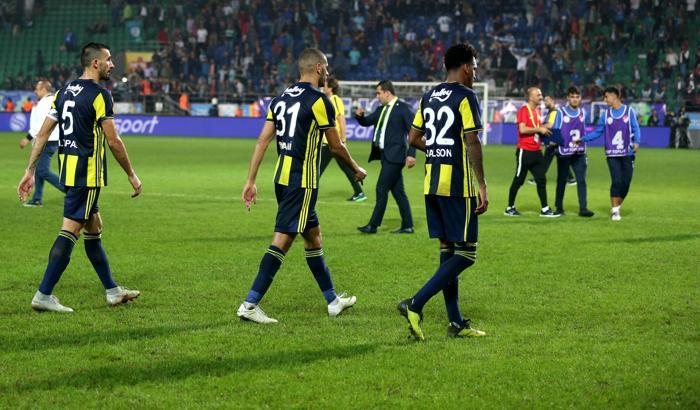 Kaptanlar maç sonu taraftara gitti