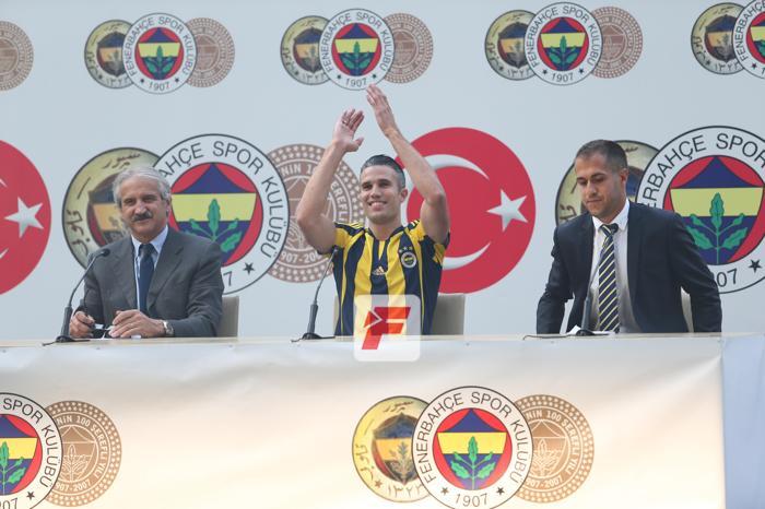 Van Persie Fenerbahçeli taraftarları çıldırttı