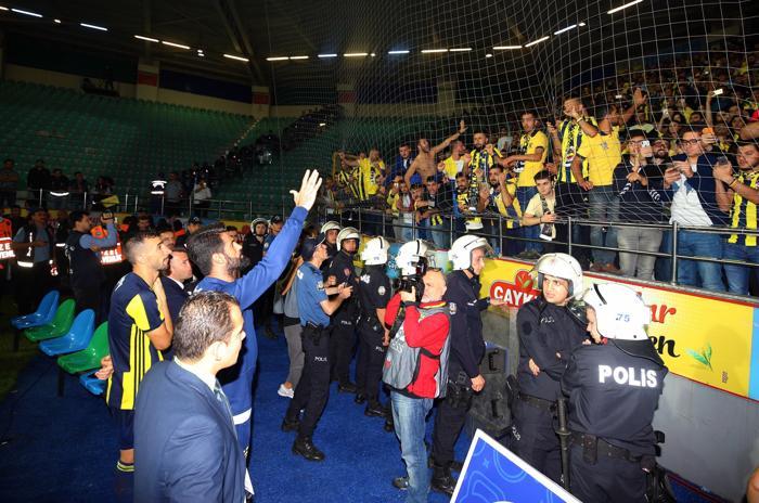 Kaptanlar maç sonu taraftara gitti