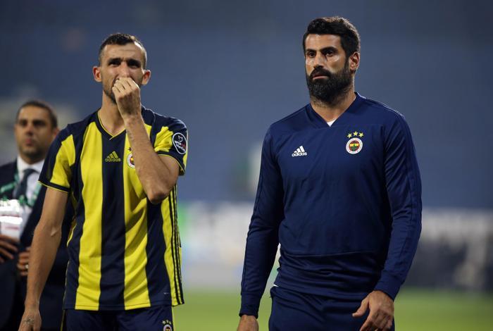 Kaptanlar maç sonu taraftara gitti