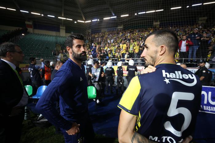 Kaptanlar maç sonu taraftara gitti