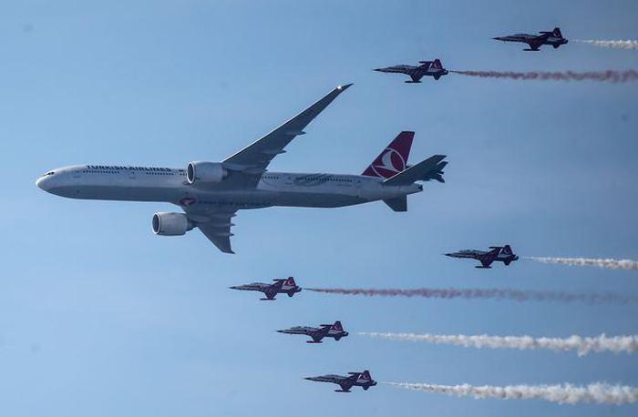 İstanbul semalarında tarihi anlar... Türk Yıldızları, THY uçağı ve F-16 birlikte uçtu