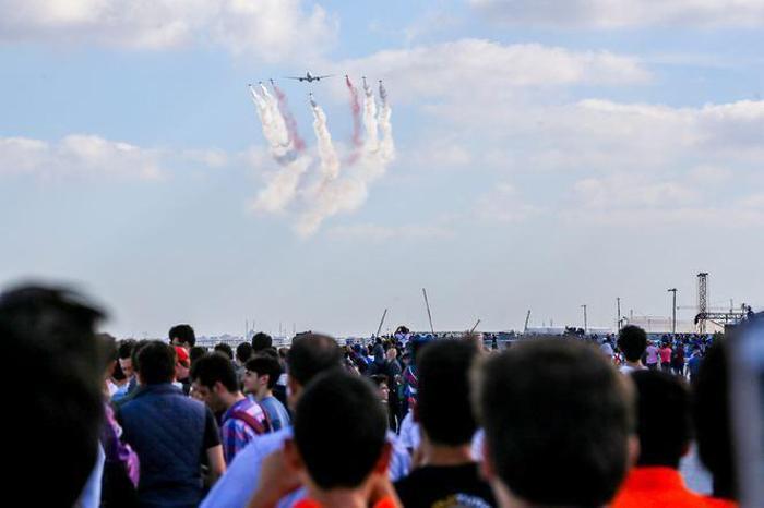 İstanbul semalarında tarihi anlar... Türk Yıldızları, THY uçağı ve F-16 birlikte uçtu