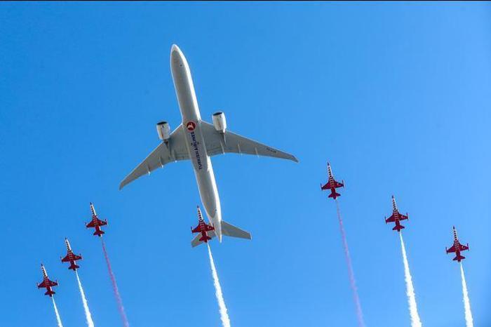 İstanbul semalarında tarihi anlar... Türk Yıldızları, THY uçağı ve F-16 birlikte uçtu