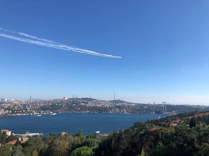 İstanbul semalarında tarihi anlar... Türk Yıldızları, THY uçağı ve F-16 birlikte uçtu