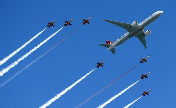 İstanbul semalarında tarihi anlar... Türk Yıldızları, THY uçağı ve F-16 birlikte uçtu
