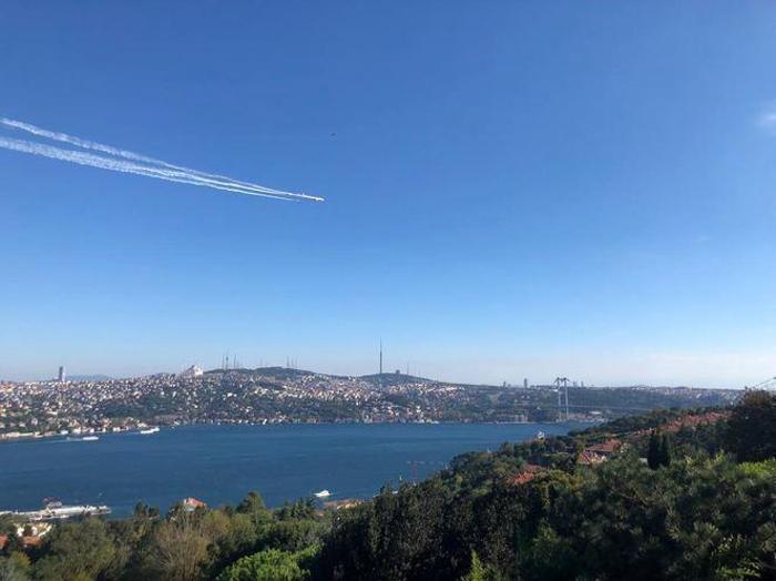 İstanbul semalarında tarihi anlar... Türk Yıldızları, THY uçağı ve F-16 birlikte uçtu