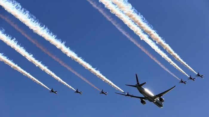 İstanbul semalarında tarihi anlar... Türk Yıldızları, THY uçağı ve F-16 birlikte uçtu
