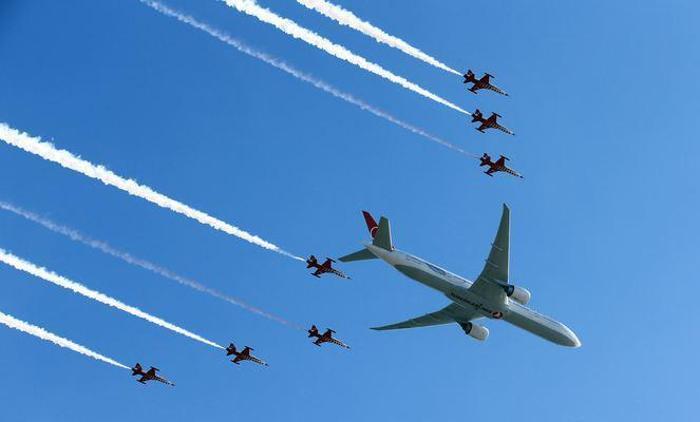 İstanbul semalarında tarihi anlar... Türk Yıldızları, THY uçağı ve F-16 birlikte uçtu