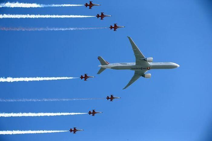 İstanbul semalarında tarihi anlar... Türk Yıldızları, THY uçağı ve F-16 birlikte uçtu