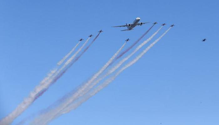 İstanbul semalarında tarihi anlar... Türk Yıldızları, THY uçağı ve F-16 birlikte uçtu