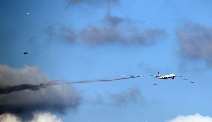 İstanbul semalarında tarihi anlar... Türk Yıldızları, THY uçağı ve F-16 birlikte uçtu