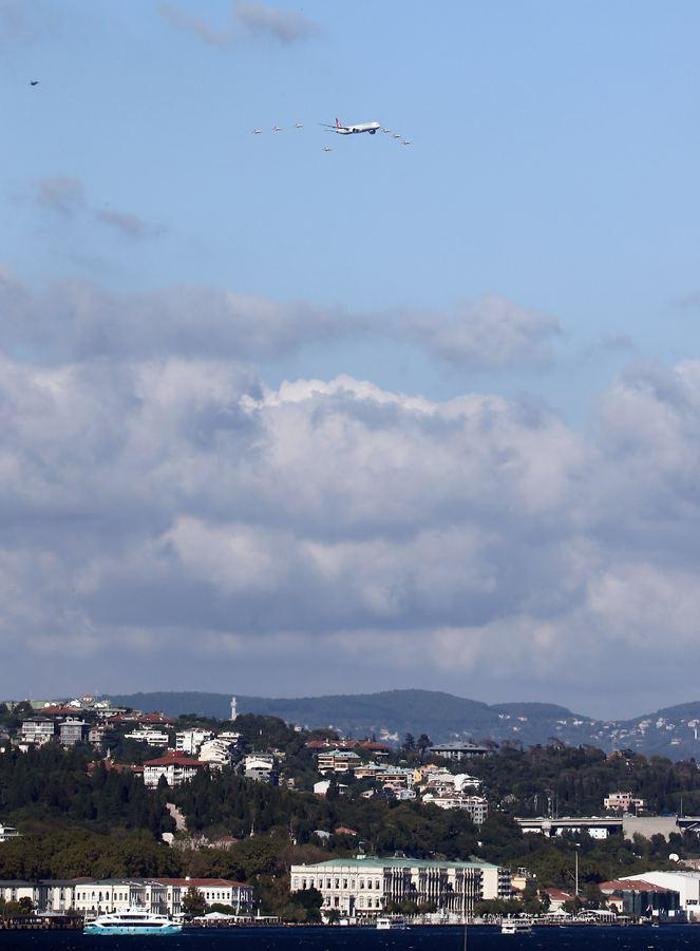 İstanbul semalarında tarihi anlar... Türk Yıldızları, THY uçağı ve F-16 birlikte uçtu