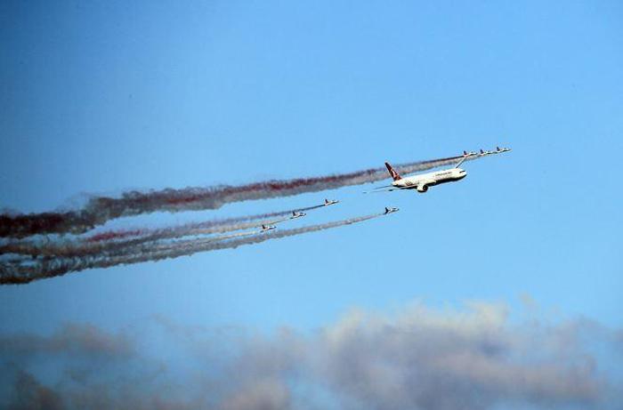 İstanbul semalarında tarihi anlar... Türk Yıldızları, THY uçağı ve F-16 birlikte uçtu