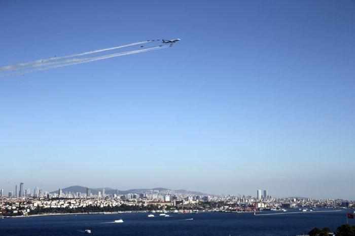 İstanbul semalarında tarihi anlar... Türk Yıldızları, THY uçağı ve F-16 birlikte uçtu