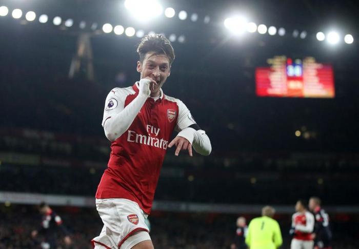 Mesut Özilin menajerinden olay açıklamalar