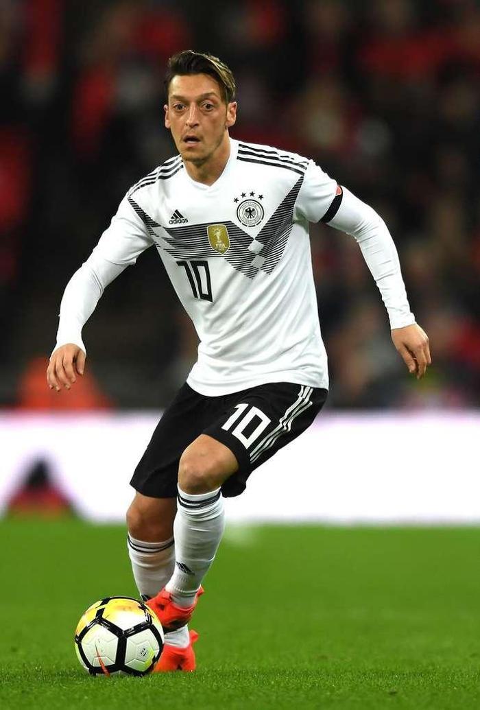 Mesut Özilin menajerinden olay açıklamalar