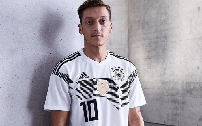 Mesut Özilin menajerinden olay açıklamalar