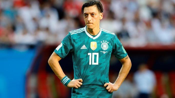 Mesut Özilin menajerinden olay açıklamalar