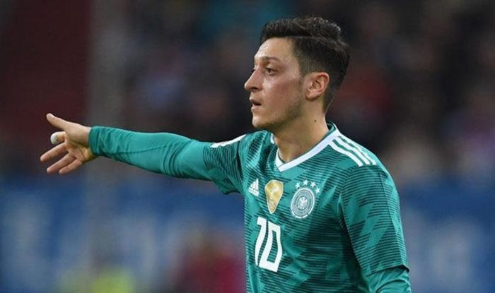 Mesut Özilin menajerinden olay açıklamalar