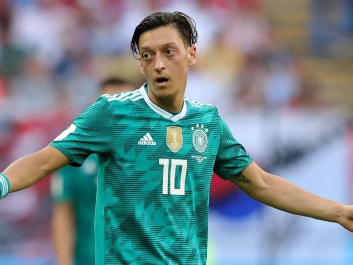 Mesut Özilin menajerinden olay açıklamalar
