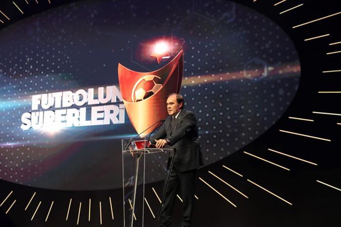 Futbolun Süperleri belli oldu Ödül töreninde yıldızlar geçidi