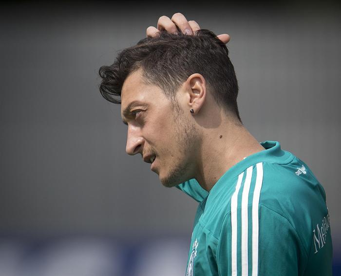 Mesut Özilin menajerinden olay açıklamalar