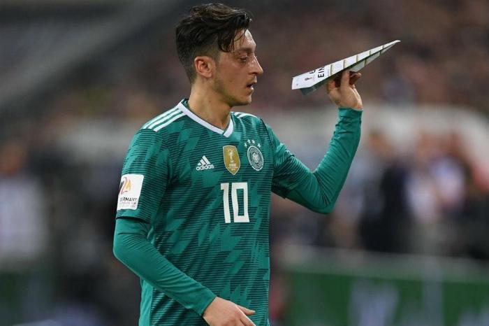 Mesut Özilin menajerinden olay açıklamalar