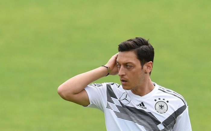 Mesut Özilin menajerinden olay açıklamalar