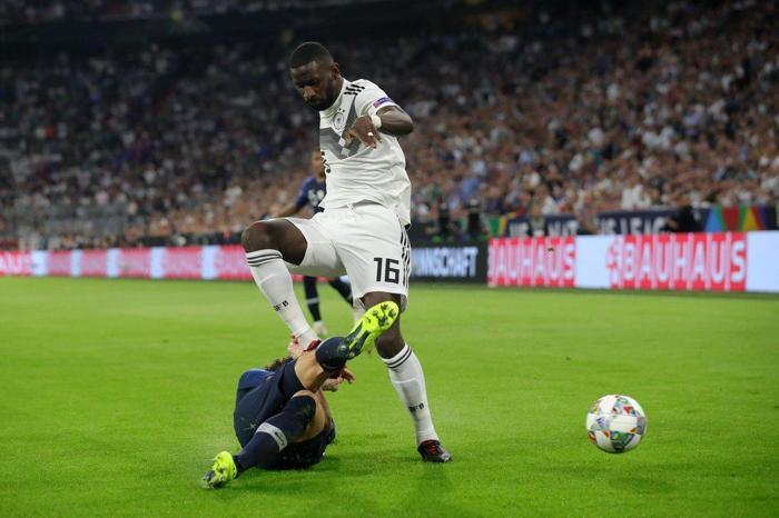 Antonio Rudiger, Benjamin Pavardın boynuna bastı