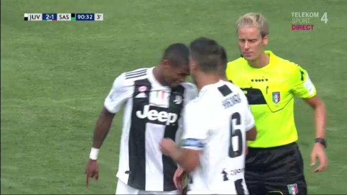 Douglas Costanın yapmadığı kalmadı Dirsek, kafa, tükürük