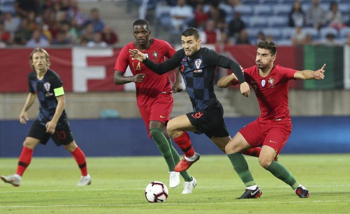 Beşiktaşa kötü haber Domagoj Vida oyundan sedye ile çıktı