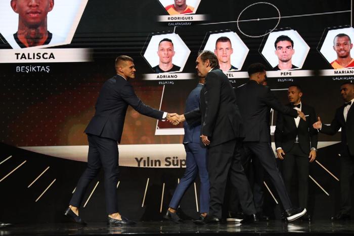 Futbolun Süperleri belli oldu Ödül töreninde yıldızlar geçidi