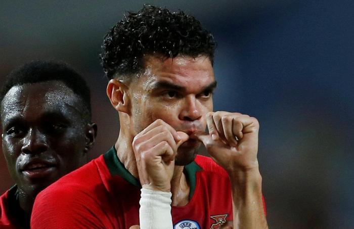 Beşiktaşa kötü haber Domagoj Vida oyundan sedye ile çıktı