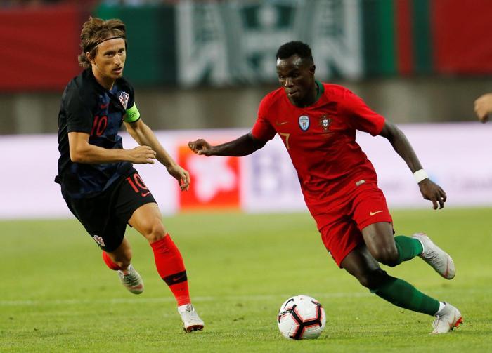Beşiktaşa kötü haber Domagoj Vida oyundan sedye ile çıktı