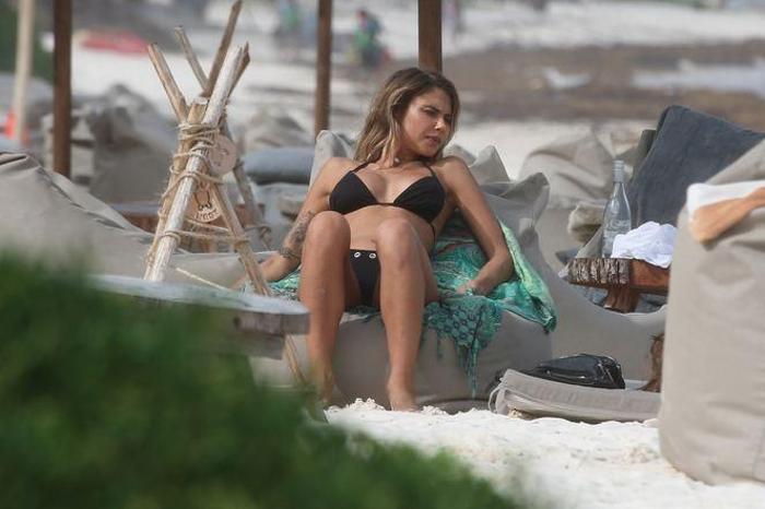 Plajda tek başına güneşlendi
