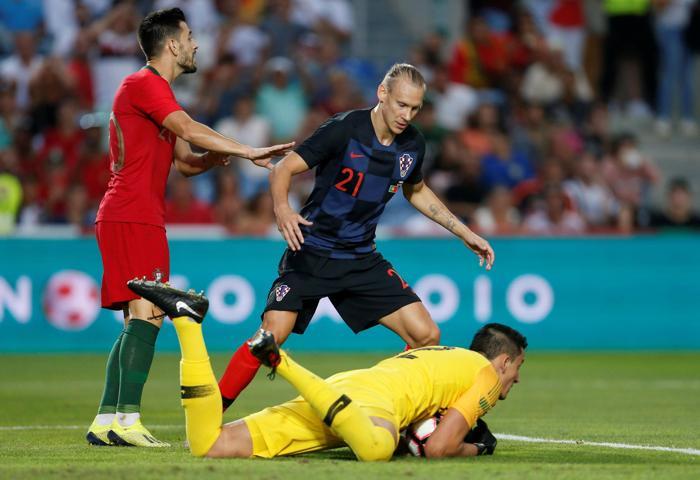 Beşiktaşa kötü haber Domagoj Vida oyundan sedye ile çıktı