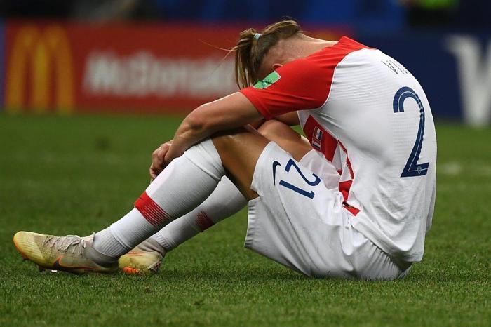 Beşiktaşa kötü haber Domagoj Vida oyundan sedye ile çıktı