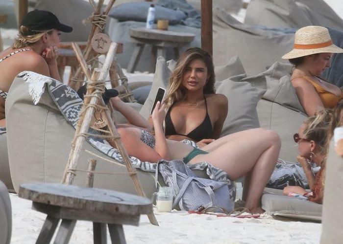 Plajda tek başına güneşlendi