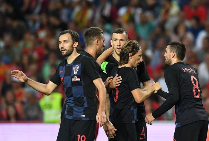 Beşiktaşa kötü haber Domagoj Vida oyundan sedye ile çıktı